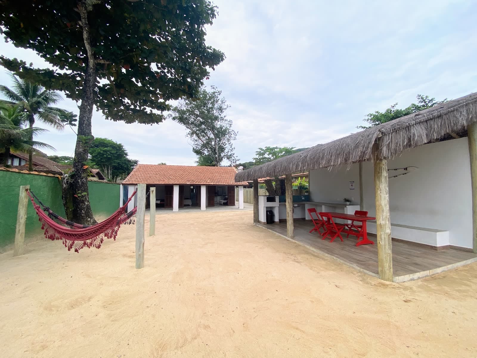 Casinha Vermelha: Pé na areia, com cozinha americana de frente para o mar e quiosque na areia.
